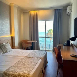 doble-con-cama-supletoria-con-balcon-y-vistas-mar-(3-adultos)-02