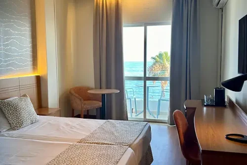 doble-con-cama-supletoria-con-balcon-y-vistas-mar-(3-adultos)-02