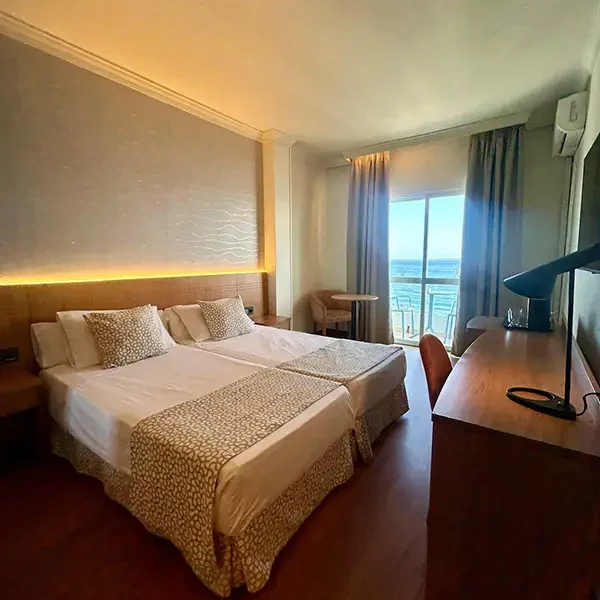 doble-con-cama-supletoria-con-balcon-y-vistas-mar-(3-adultos)-03