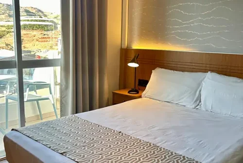 doble-con-cama-supletoria-con-balcon-y-vistas-mar-(infantil)-01